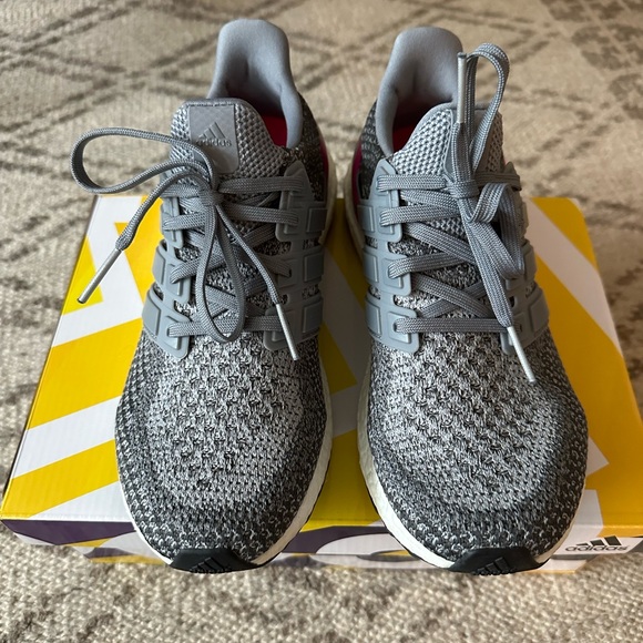 LIKE NEW- women’s adidas ultra boost size 8 - Picture 2 of 4